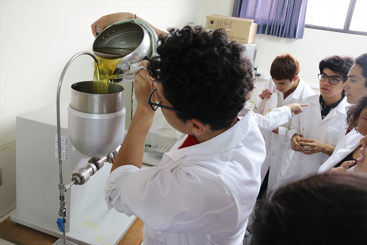 estudiantes-de-farmacia-y-bioquimica-elaboran-cremas-magistrales