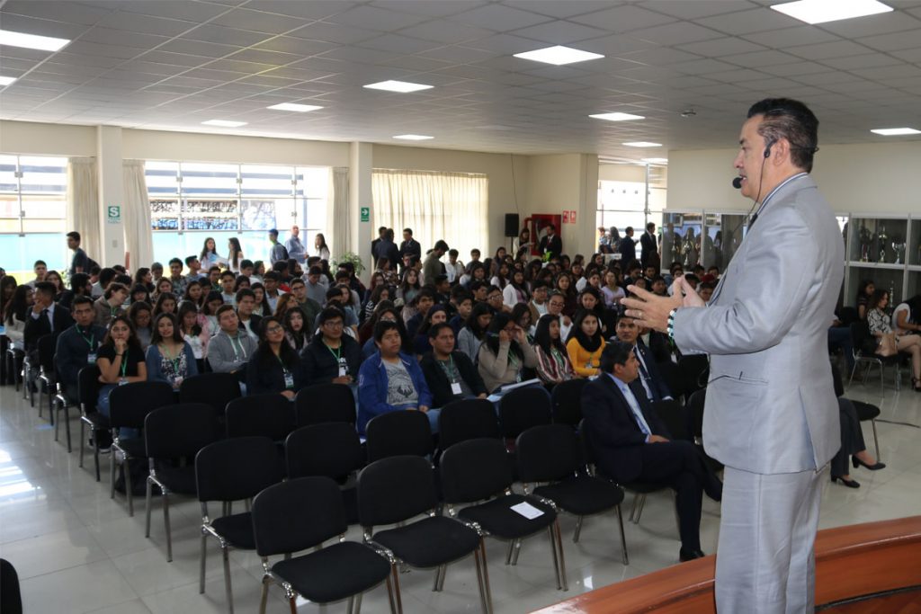 400-alumnos-santamarianos-son-capacitados-en-emprendimiento-e-innovacion_0001_capa-2