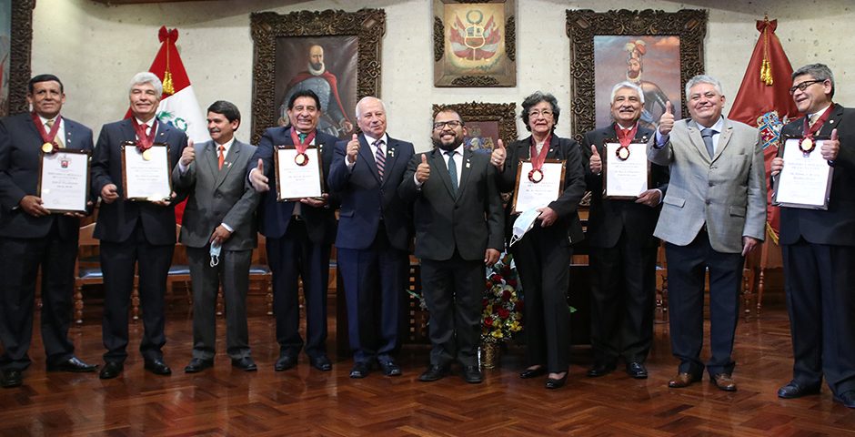 municipalidad-provincial-de-arequipa-entrega-diploma-y-medalla-de-la-cultura-a-santamarianos